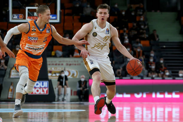 称赞了队员 称赞了队员